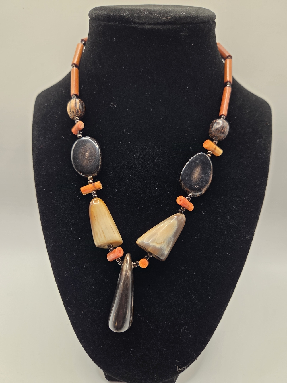1671. Vintage Boho Bone And Bead Necklace